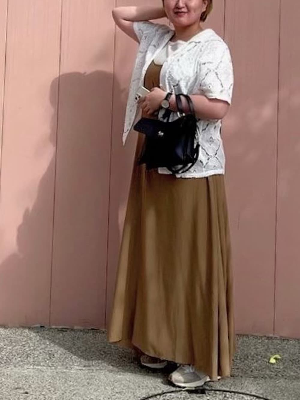 「シンプル、秋色、レースシャツ、オープンカラーシャツ、キャミワンピ、KBF、ニューバランス、今日の服、USJコーデ」｜「mimiのMIMI BERRY Hebe ショルダーバッグ（ショルダーバッグ、ブラック系）」を使った、はなさん（レディース・160cm）の秋コーディネートの1枚目の写真