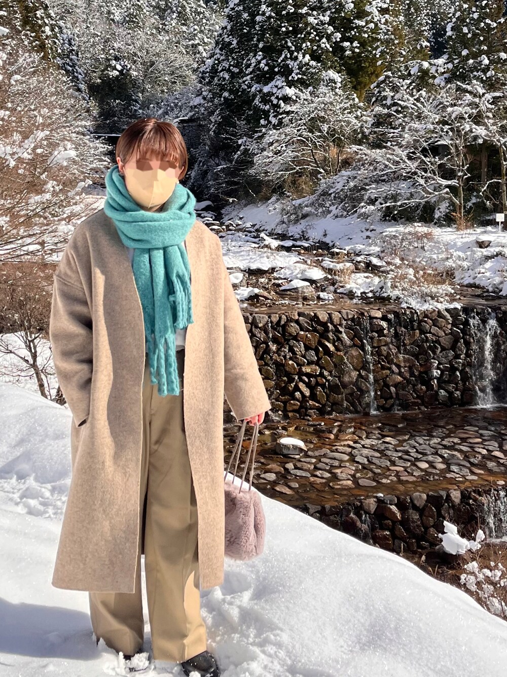 「休日スタイル、ロングコート、TODAYFUL、マフラー、coca、UNIQLO、ファー小物、ファーバッグ、サイドゴアブーツ、今日の服、ゆるコーデ、リラックススタイル、ブーツ、冬アウター、冬のコーデ」｜「TODAYFULのアイテム（ノーカラーコート、ベージュ系）」を使った、はなさん（レディース・160cm）の冬コーディネートの1枚目の写真