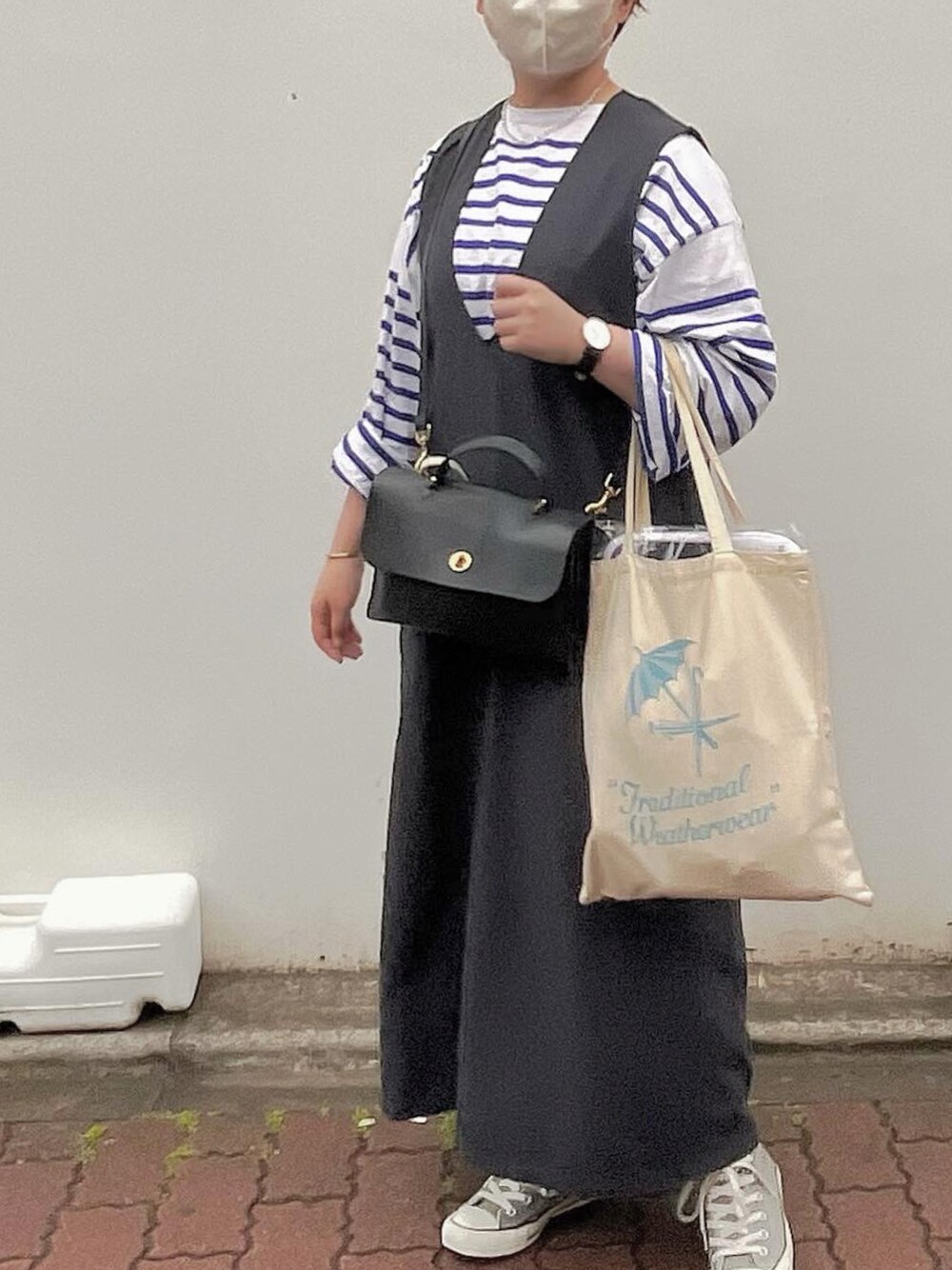 「大人カジュアル、シンプル、ラクチンコーデ、ゆるコーデ、休日スタイル、ワンピース、ボーダー、バスクシャツ、コンバース、春コーデ」｜「URBAN RESEARCHのリラックスボートネックボーダーロングスリーブ（Tシャツ/カットソー、ブルー系）」を使った、はなさん（レディース・160cm）の春コーディネートの1枚目の写真