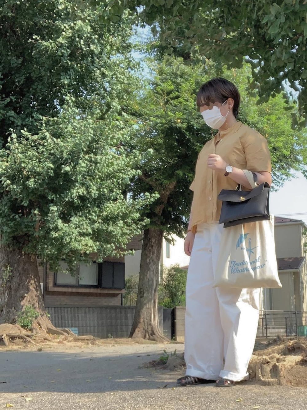 「休日スタイル、シンプルコーデ、今日の服、MHL.、グルカサンダル、オーバーオール、イエロー、mimiberry」｜「sunnylabelのアイテム（サロペット/オーバーオール、ホワイト系）」を使った、はなさん（レディース・160cm）の夏コーディネートの1枚目の写真