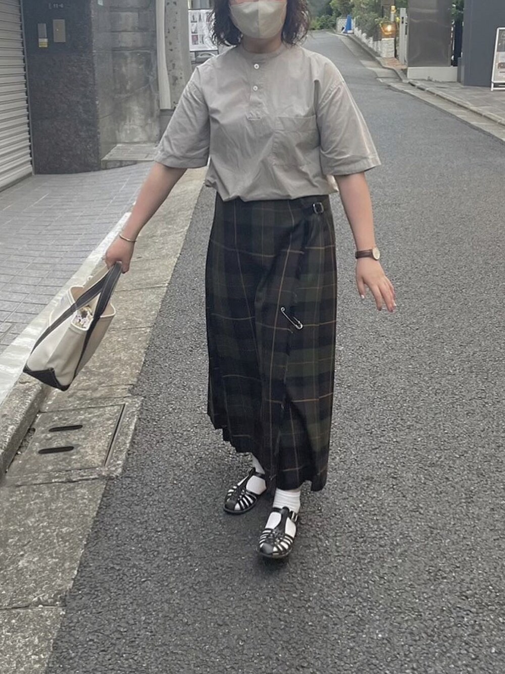 「秋のコーデ、初秋コーデ、秋服準備はじめました、秋服コーデ、スカートスタイル、オニールオブダブリン、オーシバル、無印良品、今日の服」｜「無印良品のアイテム（シャツ/ブラウス、グレー系）」を使った、はなさん（レディース・160cm）の秋コーディネートの1枚目の写真