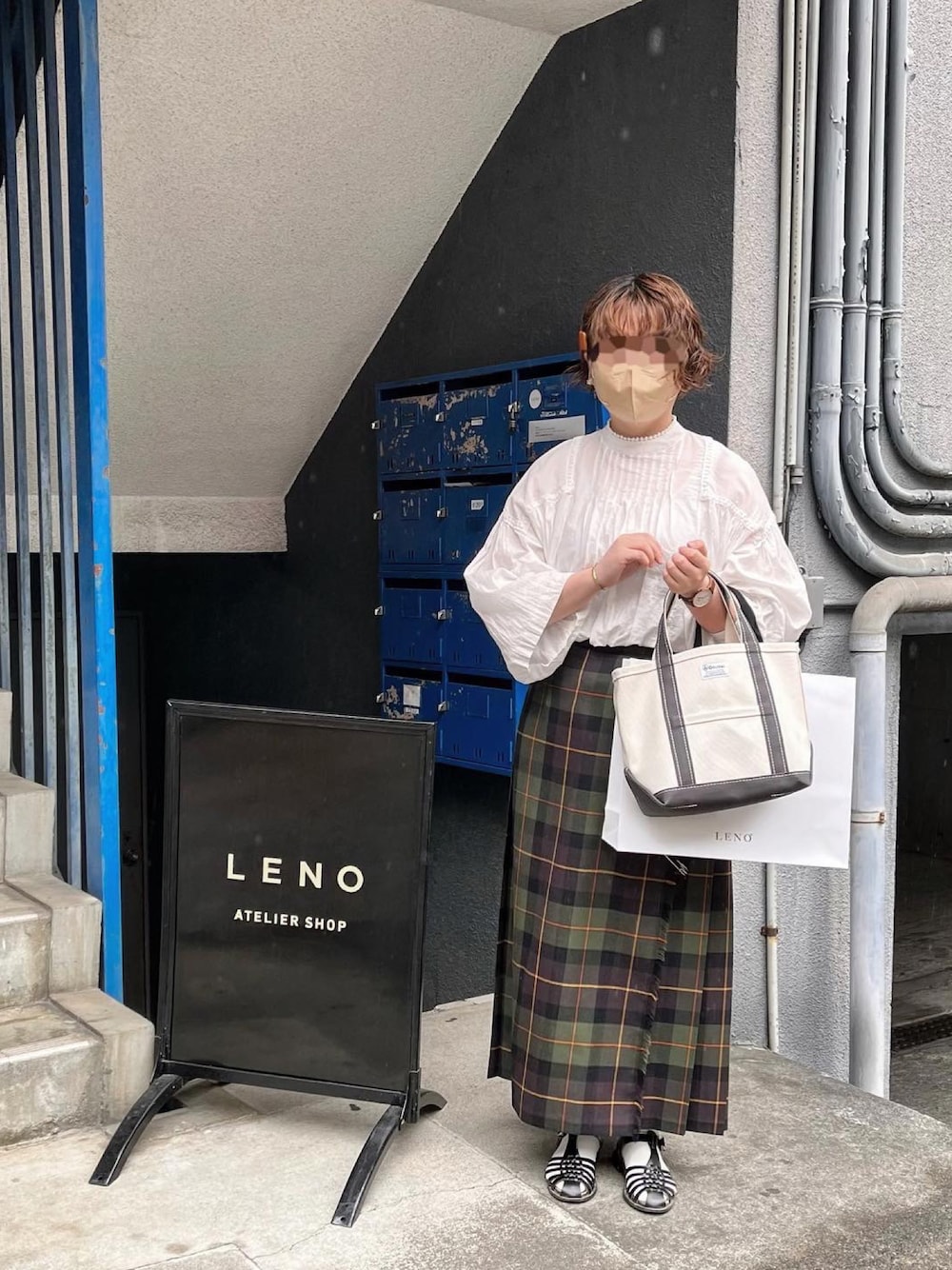 「ごきげんウィーク、オトナ女子、シンプル、スカート、オニールオブダブリン、ブラウス、nerd、オーシバル、グルカサンダル、トートバッグ、今日の服、ラップスカート」｜「nerdのアイテム（シャツ/ブラウス、ホワイト系）」を使った、はなさん（レディース・160cm）の春コーディネートの1枚目の写真