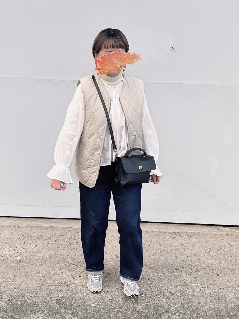 「シンプルコーデ、カジュアルコーデ、スニーカーコーデ、冬アウター、プチプラコーデ、ショルダーバッグ、デニムパンツ、無印良品、タートルネック、titivate、ティティベイト、レイヤードスタイル、ニューバランス、キルティング、GU」｜「無印良品のアイテム（デニムパンツ、ブルー系）」を使った、はなさん（レディース・160cm）の冬コーディネートの1枚目の写真