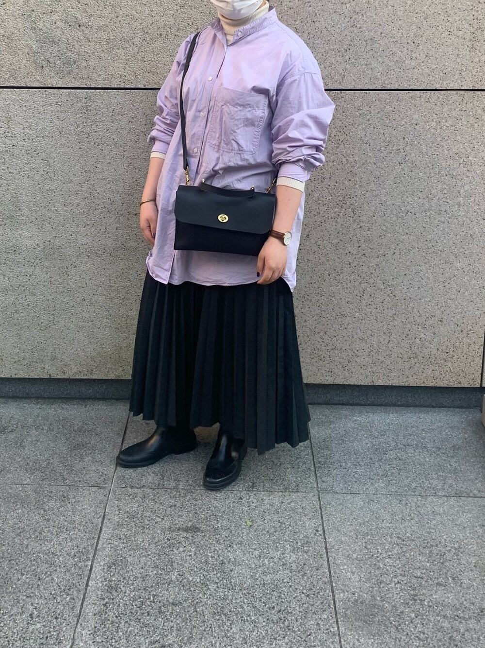 「ブーツ、UNIQLO、秋のコーデ、タートルネック、ユニクロ、サイドゴアブーツ、今日の服、プチプラ、プリーツスカート、休日コーデ、シンプルコーデ、バンドカラーシャツ、mimiberry、未来のWEARISTAプロジェクト」｜「UNIQLOのアイテム（シャツ/ブラウス、パープル系）」を使った、はなさん（レディース・160cm）の秋コーディネートの1枚目の写真