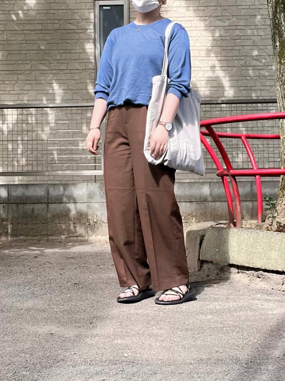 「夏コーデ、大人カジュアル、プチプラコーデ、ラクチンコーデ、サマーニット、LOWRYSFARM、無印良品、teva、今日の服」｜「LOWRYS FARMのアムンゼンスラックスパンツ　259734（スラックス、ブラウン系）」を使った、はなさん（レディース・160cm）の夏コーディネートの1枚目の写真