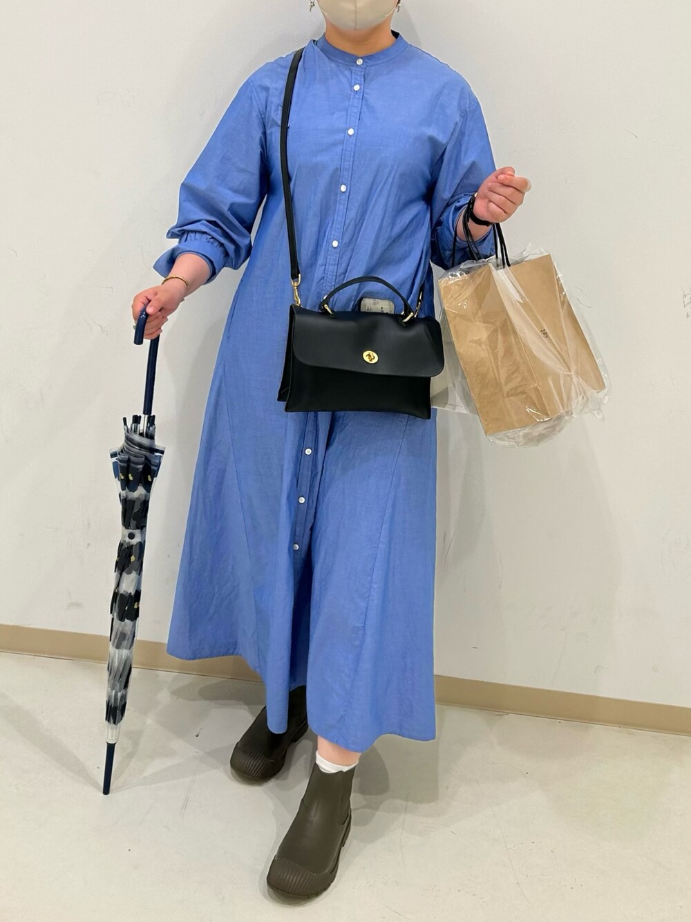 「大人カジュアル、ラクチンコーデ、ワンピース、シャツワンピース、レインブーツ、レインシューズ、雨の日コーデ、シンプルコーデ、春コーデ、今日の服」｜「SLOBE IENAのボリュームスリーブシャツワンピース（ワンピース、ブルー系）」を使った、はなさん（レディース・160cm）の春コーディネートの1枚目の写真