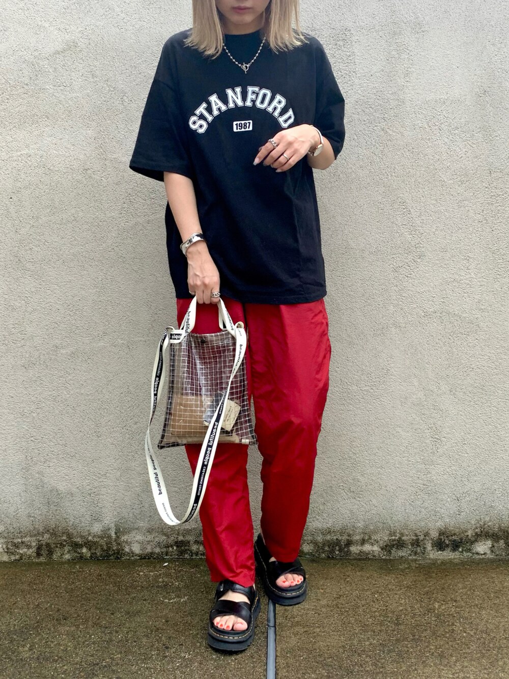「夏コーデ、着まわし、ロゴT、カラーパンツ、カジュアル、シンプル、シャカシャカ、赤パンツ、CANALJEAN、Ungrid、beautiful people」｜「CANAL JEANのvia j(ヴィアジェイ) "STANFORD"半袖Tシャツ（Tシャツ/カットソー、ブラック系）」を使った、ちぴょんさん（レディース・162cm）の秋コーディネートの1枚目の写真