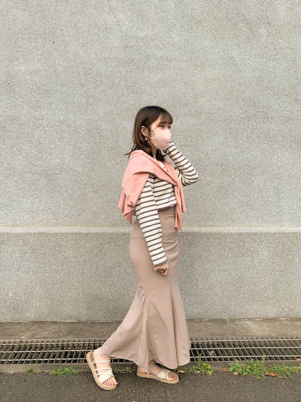 「UNIQLOのUVカットスーピマコットンクルーネックカーディガン（長袖）（カーディガン/ボレロ、ピンク系）」を使った、RAIさん（レディース・150cm）の春コーディネートの1枚目の写真