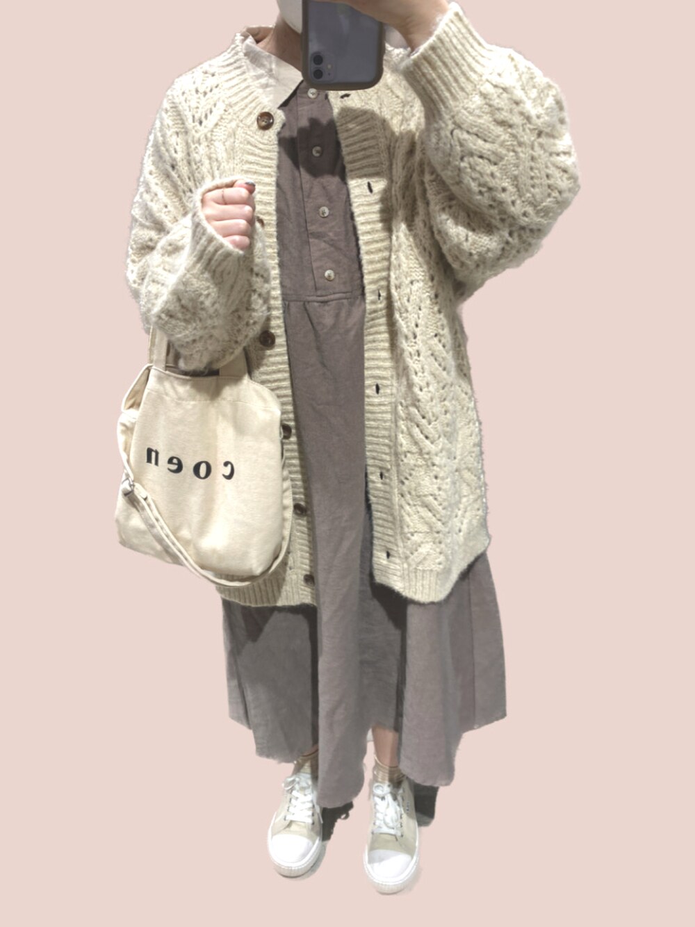 「FILAのアイテム（シューズ、ベージュ系）」を使った、RAIさん（レディース・150cm）の冬コーディネートの1枚目の写真