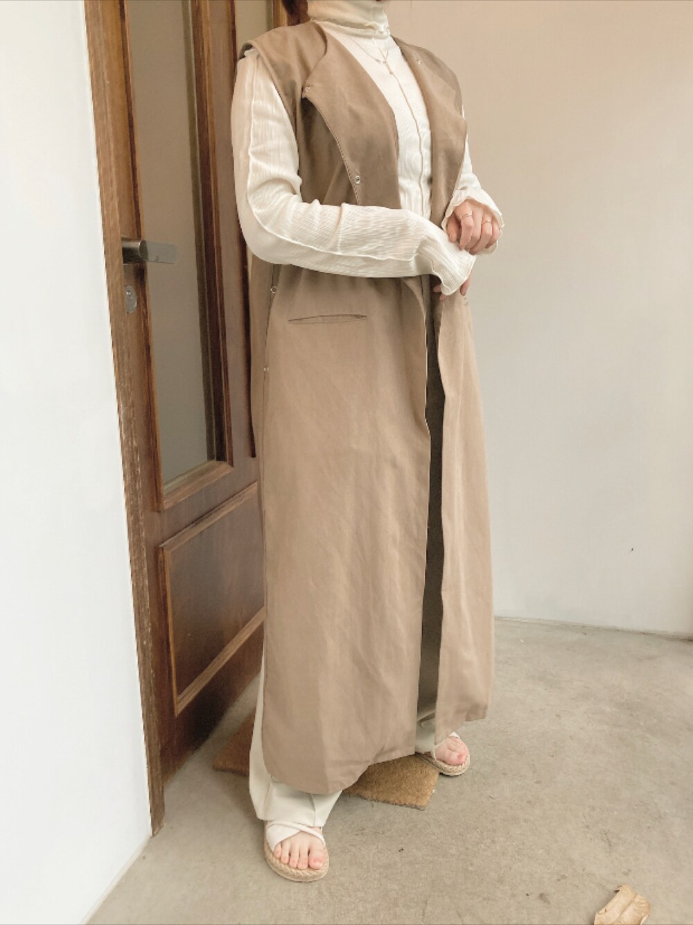 「apres jour clairの【apresjour clair】サイドボタンロングジレ（ベスト、ブラウン系）」を使った、RAIさん（レディース・150cm）の春コーディネートの1枚目の写真