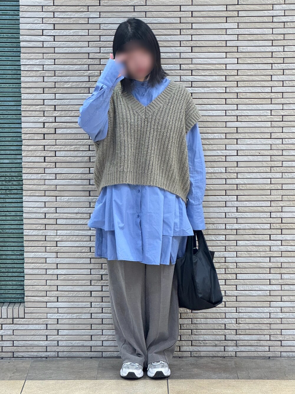 「GUのアイテム（チノパンツ、ブラウン系）」を使った、RAIさん（レディース・150cm）の春コーディネートの1枚目の写真