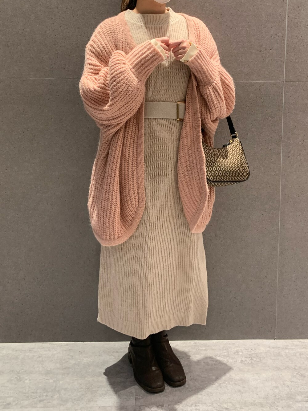 「MOUSSYのMONOGRAM MINI HOBO バッグ（ハンドバッグ、ブラウン系）」を使った、RAIさん（レディース・150cm）の冬コーディネートの1枚目の写真