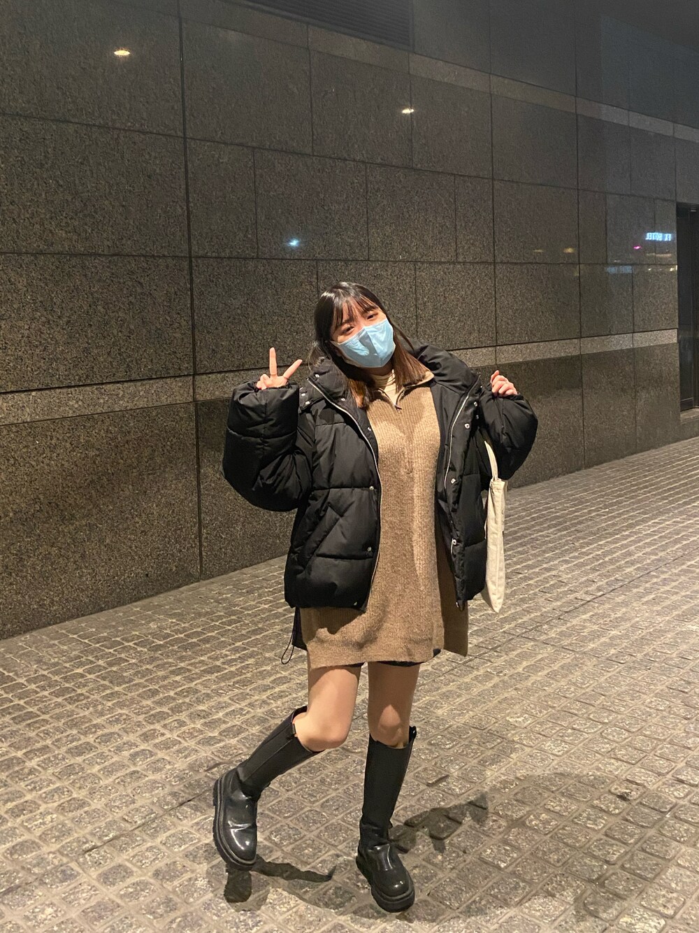 「INGNIのアイテム（ダウンベスト、ブラック系）」を使った、RAIさん（レディース・150cm）の冬コーディネートの1枚目の写真