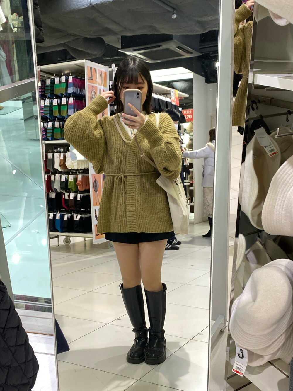 「hinariの紐付きミックスニットカーディガン（カーディガン/ボレロ、ベージュ系）」を使った、RAIさん（レディース・150cm）の冬コーディネートの1枚目の写真