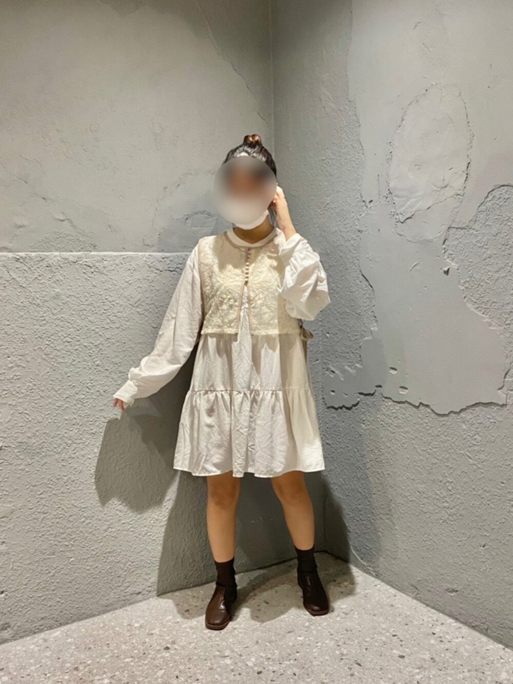 「apres jour clairの【apres jour clair】レースベスト【ZOZOTOWN限定アイテム】（ベスト、ホワイト系）」を使った、RAIさん（レディース・150cm）の秋コーディネートの1枚目の写真