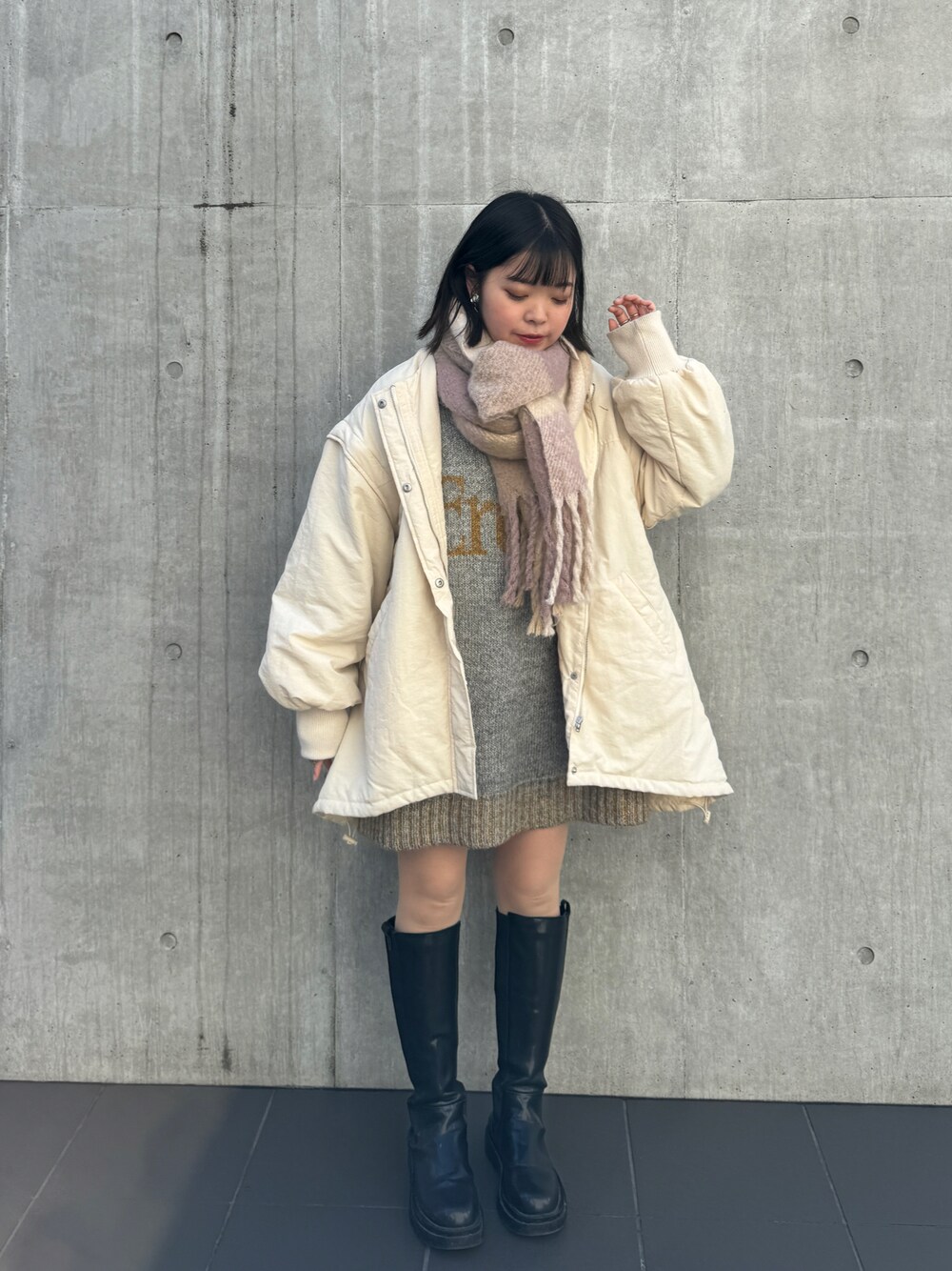 「RAY CASSINのマフラー付きボリュームブルゾン（ブルゾン、ホワイト系）」を使った、RAIさん（レディース・150cm）の冬コーディネートの1枚目の写真