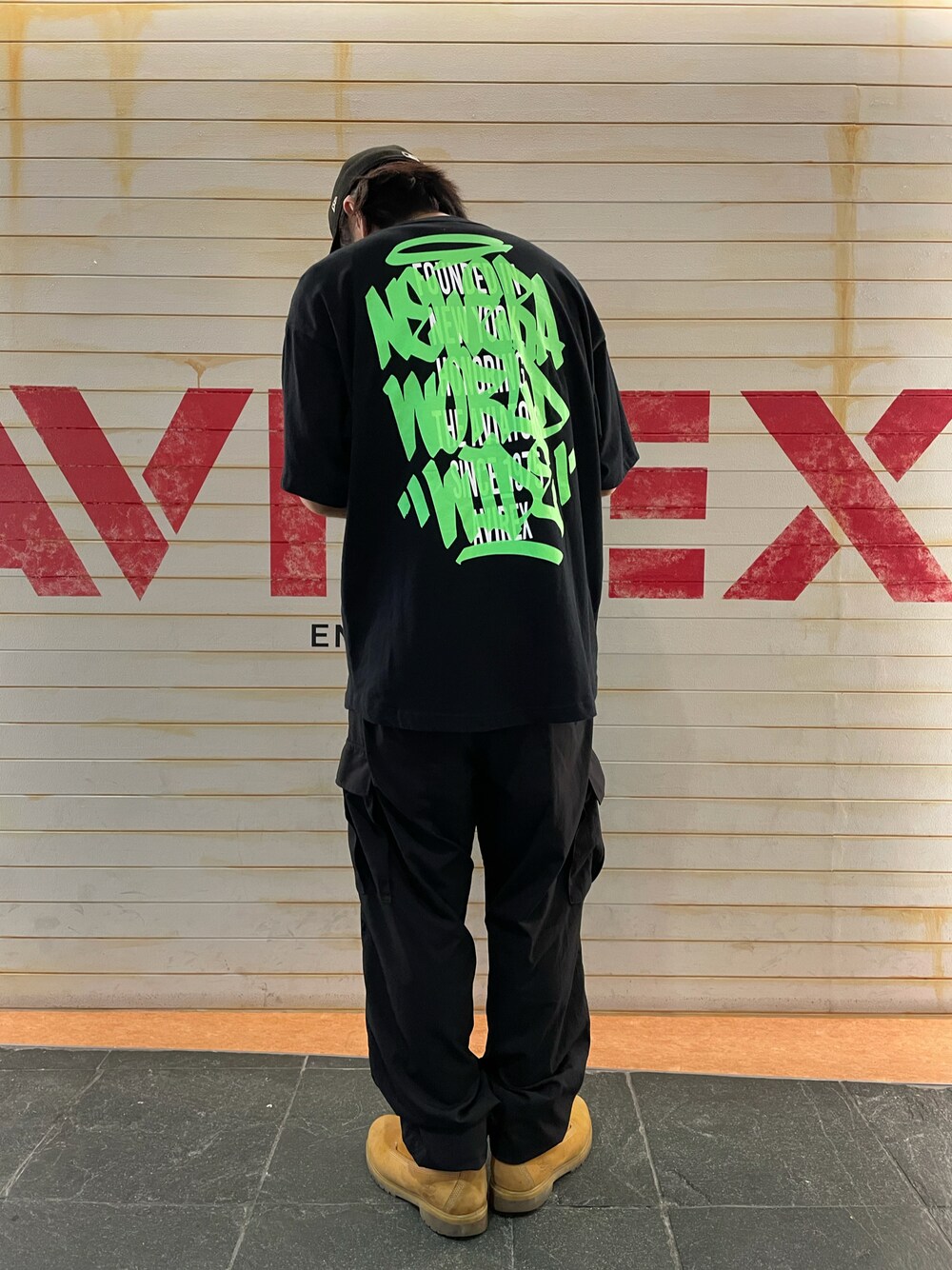 「ビッグシルエット、AVIREX、NEW ERA、カーゴパンツ、ニューエラ、夏コーデ、ストリートコーデ、男は黙ってAVIREX、AVIREX福岡、AVIREXBelle」｜「AVIREXの【×NEW ERA/ニューエラ】ショートスリーブ Tシャツ / S/S T-SHIRT / アヴィレックス/ AVIREX（Tシャツ/カットソー、ブラック系）」を使った、ありとくゆうとさん（メンズ・174cm）の夏コーディネートの1枚目の写真