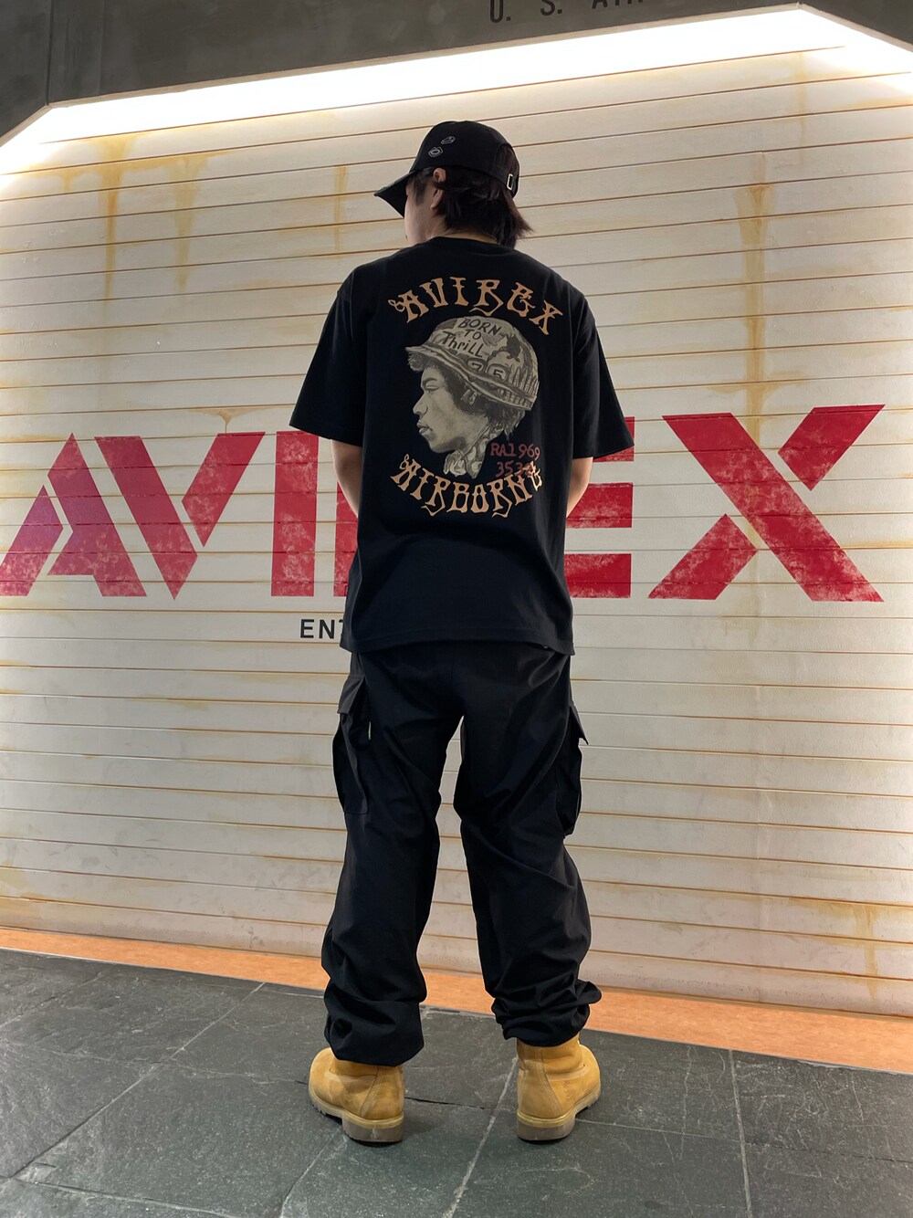 「ブラック、Tシャツ、ストリート、AVIREX、オーバーサイズ、カーゴパンツ、男は黙ってAVIREX、お洒落さんとつながりたい、AVIREXBelle、ファッションの力を信じよう」｜「AVIREXの【REVIVAL COLLECTION】半袖 Tシャツ / S/S T-SHIRT / アヴィレックス / AVIREX（Tシャツ/カットソー、ブラック系）」を使った、ありとくゆうとさん（メンズ・174cm）の夏コーディネートの1枚目の写真