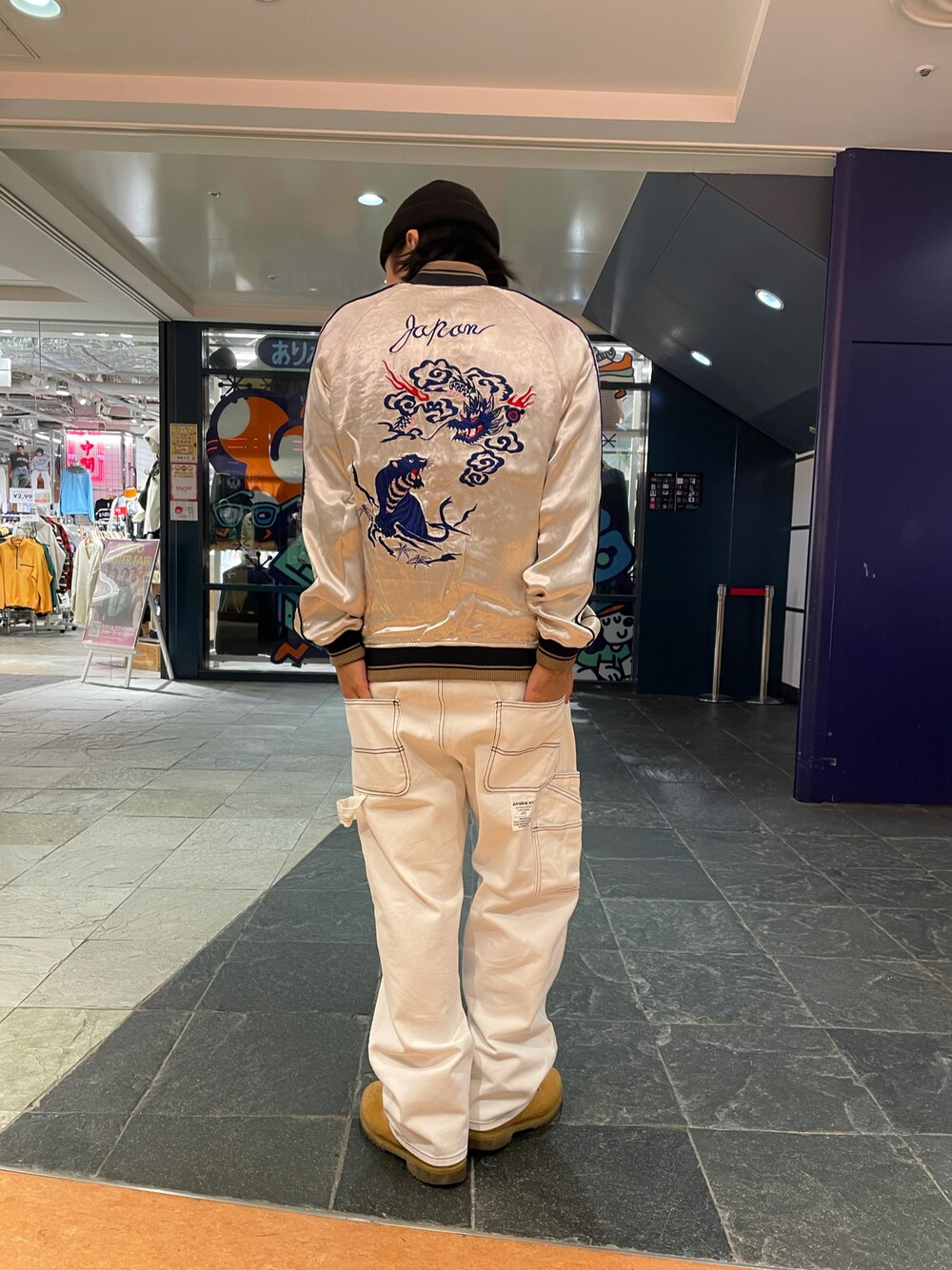 「スカジャン、AVIREX、白パンツ、カジュアルコーデ、メンズコーデ、男は黙ってAVIREX、秋コーデ、AVIREX福岡、横須賀、AVIREXBelle」｜「AVIREXのスカ ジャケット USMC/SUKA JACKET USMC（スカジャン、ブラック系）」を使った、ありとくゆうとさん（メンズ・174cm）の秋コーディネートの1枚目の写真