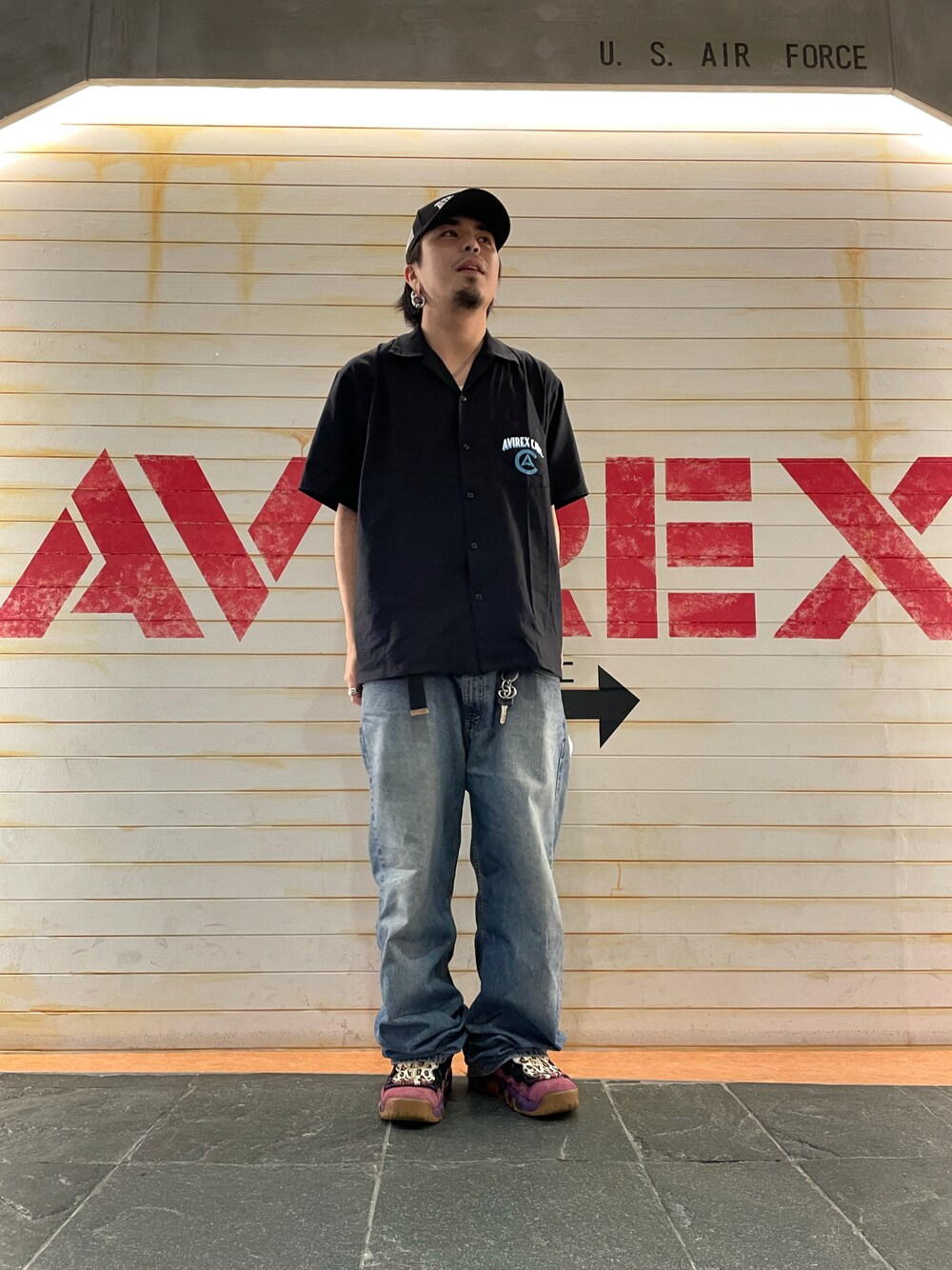 「ビッグシルエット、AVIREX、オーバーサイズ、シャツスタイル、夏コーデ、夏服、ストリートMIX、男は黙ってAVIREX、AVIREX福岡、AVIREXBelle」｜「AVIREXの【AVIREX×NEW ERA】 9フォーティー Aフレーム ロゴキャップ アジャスタブル/9 FORTY A-FRAME LOGO CAP / アヴィレックス / ニューエラ（キャップ、ブラック系）」を使った、ありとくゆうとさん（メンズ・174cm）の夏コーディネートの1枚目の写真