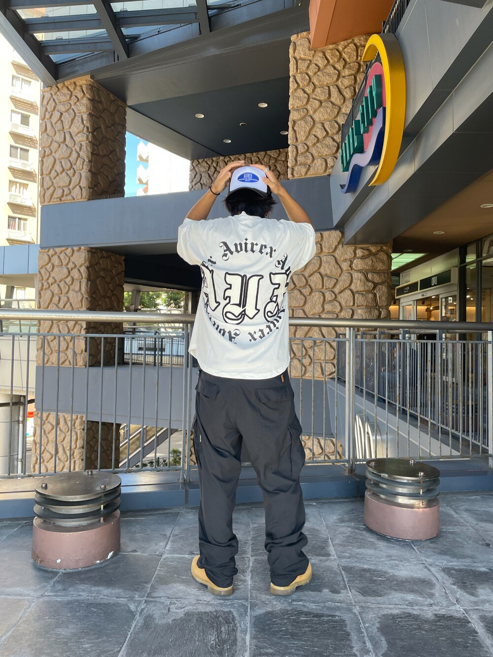 「ビッグシルエット、AVIREX、カーゴパンツ、モノトーンコーデ、白Tシャツ、メンズコーデ、男は黙ってAVIREX、AVIREX福岡、AVIREXBelle、いいね、save、フォローお願いします🤑」｜「AVIREXの【NEW ERA × AVIREX】ワッペン メッシュ キャップ / WAPPEN MESH CAP / アヴィレックス / AVIREX（キャップ、ブラック系）」を使った、ありとくゆうとさん（メンズ・174cm）の夏コーディネートの1枚目の写真