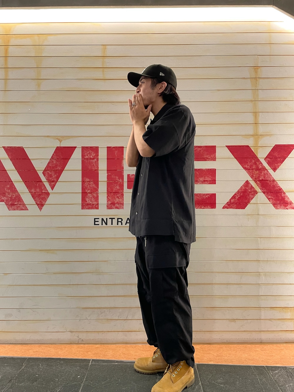 「ストリート、AVIREX、オーバーサイズ、カーゴパンツ、黒シャツ、夏コーデ、半袖シャツ、男は黙ってAVIREX、AVIREXBelle、ファッションの力を信じよう」｜「AVIREXの【直営店限定】半袖 シャツ スーベニア タイガー / S/S SHIRT SOUVENIR TIGER / アヴィレックス / AVIREX（シャツ/ブラウス、ブラック系）」を使った、ありとくゆうとさん（メンズ・174cm）の夏コーディネートの1枚目の写真