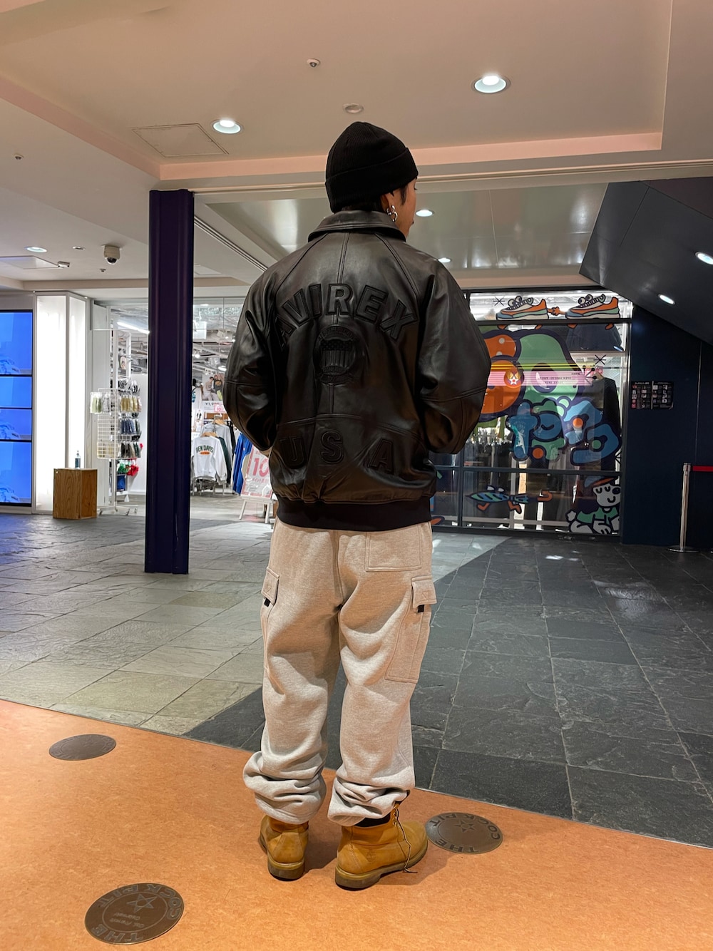 「ビッグシルエット、レザージャケット、AVIREX、秋服、レザースタジャン、男は黙ってAVIREX、AVIREX福岡、スウェットカーゴ、AVIREXBelle、秋ルック紹介するよ」｜「AVIREXのＬＯＧＯワッチＣＡＰ（ニットキャップ/ビーニー、ブラック系）」を使った、ありとくゆうとさん（メンズ・174cm）の秋コーディネートの1枚目の写真