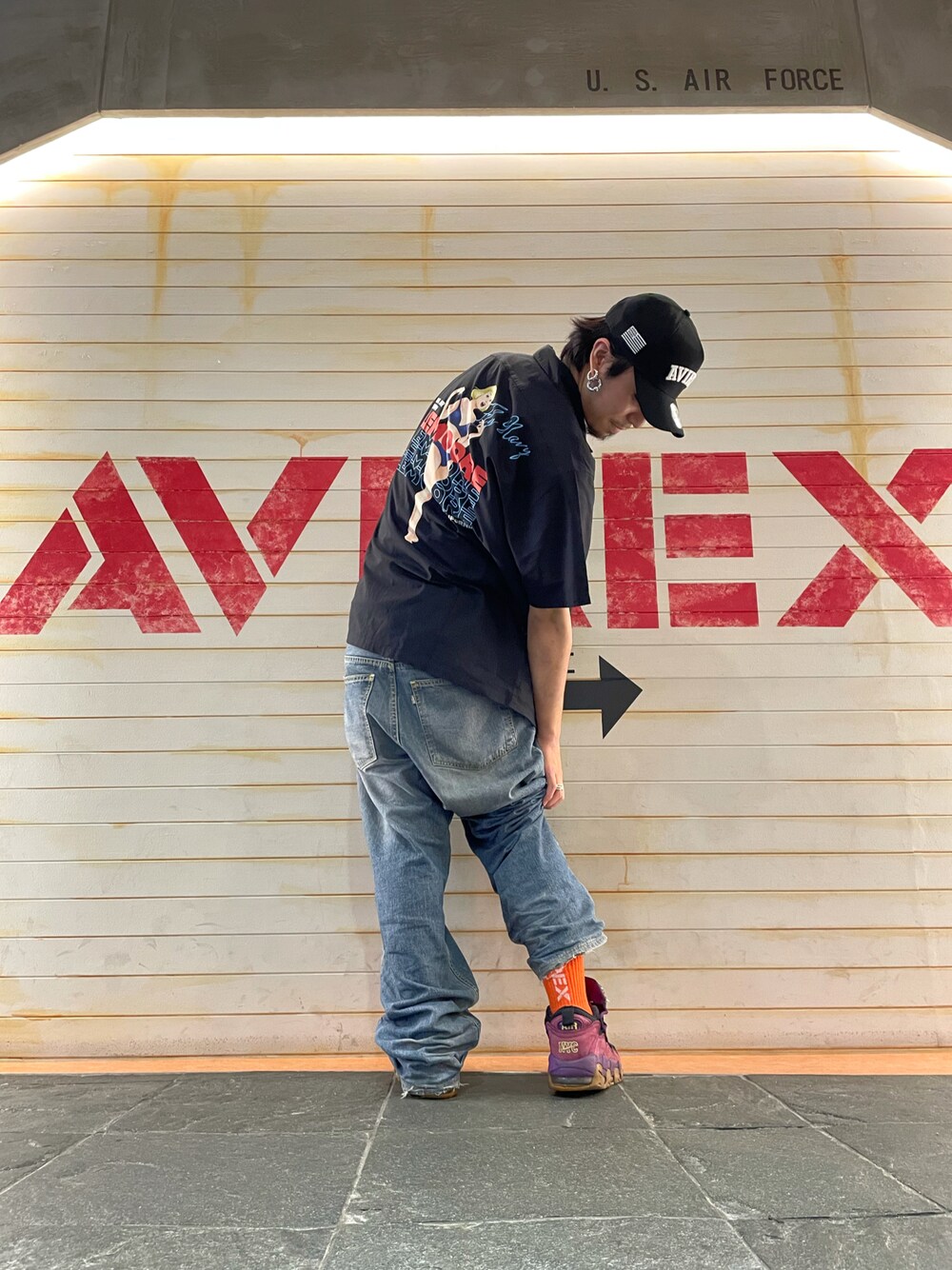 「AVIREX、オーバーサイズ、ラフ、シャツスタイル、夏コーデ、ストリートコーデ、男は黙ってAVIREX、AVIREX福岡、AVIREXBelle、シャツ好き集まれ」｜「AVIREXの【AVIREX×NEW ERA】 9フォーティー Aフレーム ロゴキャップ アジャスタブル/9 FORTY A-FRAME LOGO CAP / アヴィレックス / ニューエラ（キャップ、ブラック系）」を使った、ありとくゆうとさん（メンズ・174cm）の夏コーディネートの1枚目の写真