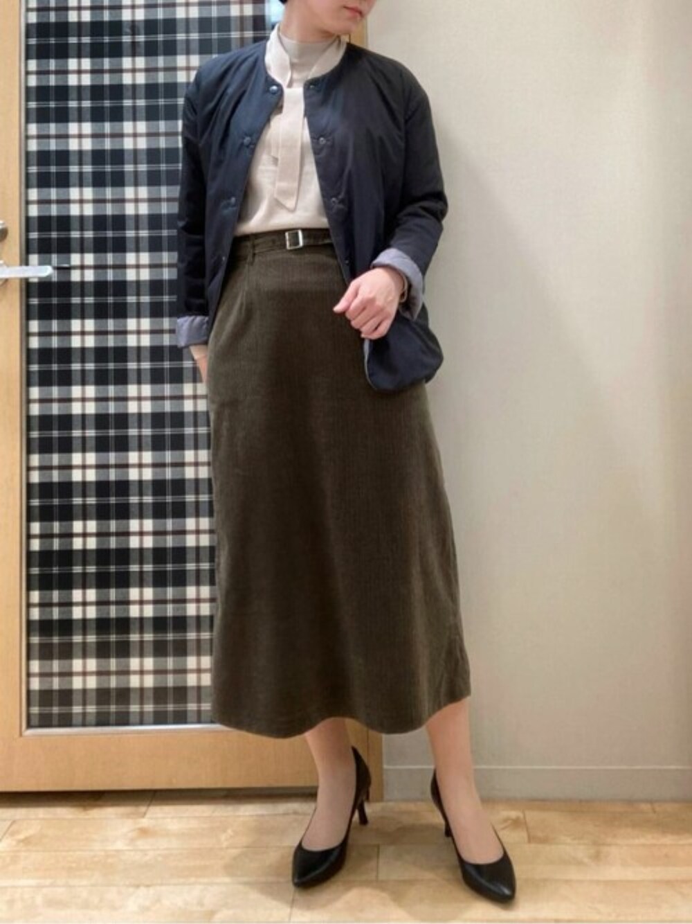 ベージュ系のニット/セーター、ベージュ系のスカートを着用したレディースの秋コーディネートの1枚目の写真