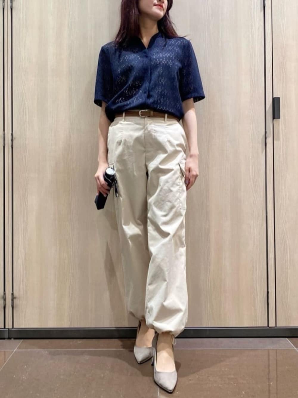 「休日スタイル、紫外線対策、ブラウス、カーゴパンツ、大人カジュアル、夏コーデ、着やせコーデ、カジュアルコーデ」｜「NEWYORKERのポリエステルピーチクロス カーゴパンツ（カーゴパンツ、ベージュ系）」を使った、NEWYORKER_WOMENSさん（レディース・159cm）の夏コーディネートの1枚目の写真