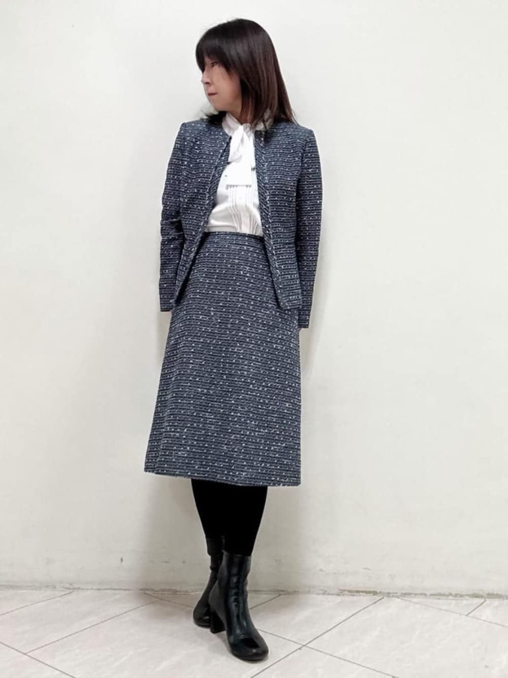 ブルー系のテーラードジャケット、ホワイト系のシャツ/ブラウス、ブルー系のスカートを着用したレディースの冬コーディネートの1枚目の写真