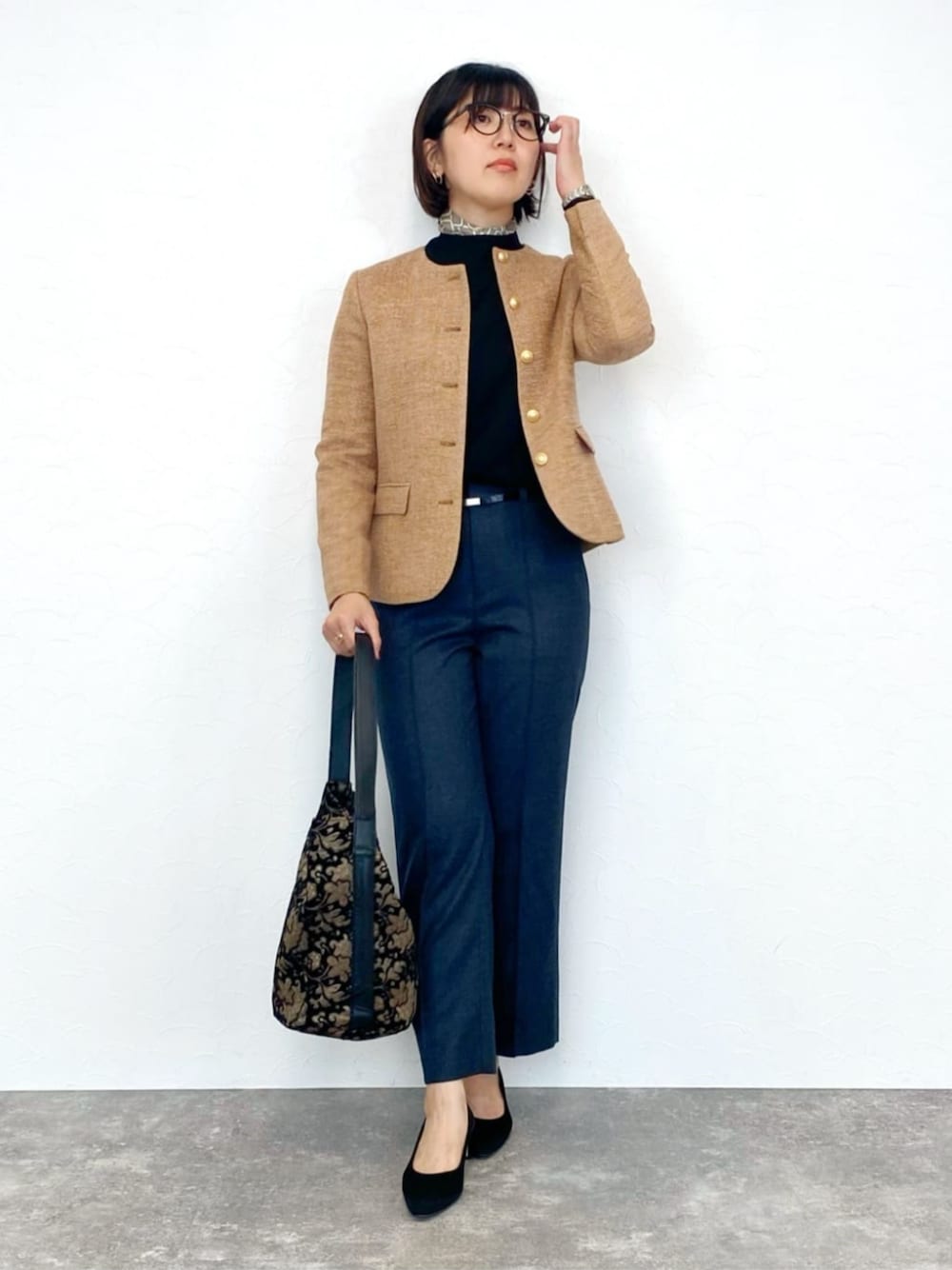 ブラック系のニット/セーター、イエロー系のテーラードジャケット、グレー系のその他パンツを着用したレディースの秋コーディネートの1枚目の写真