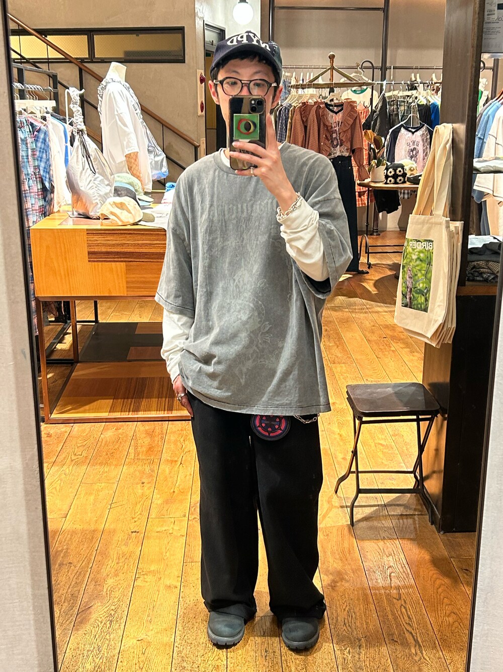 グレー系のTシャツ/カットソーを着用したメンズの春コーディネートの1枚目の写真