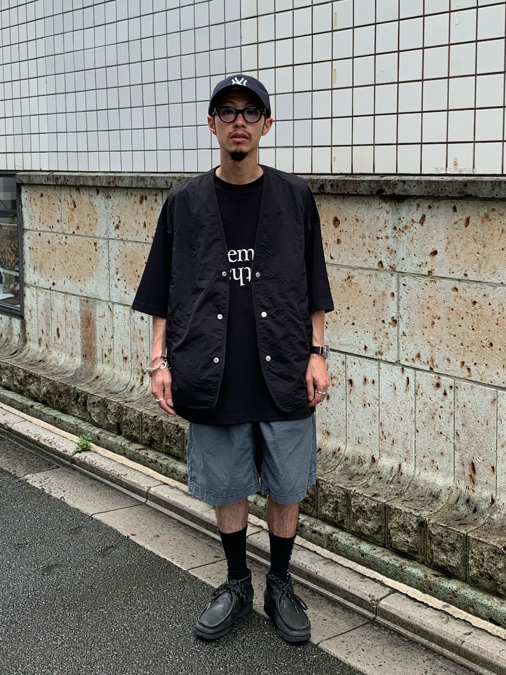 ブラック系のTシャツ/カットソー、グリーン系のベスト、ブルー系のその他パンツを着用したメンズの夏コーディネートの1枚目の写真