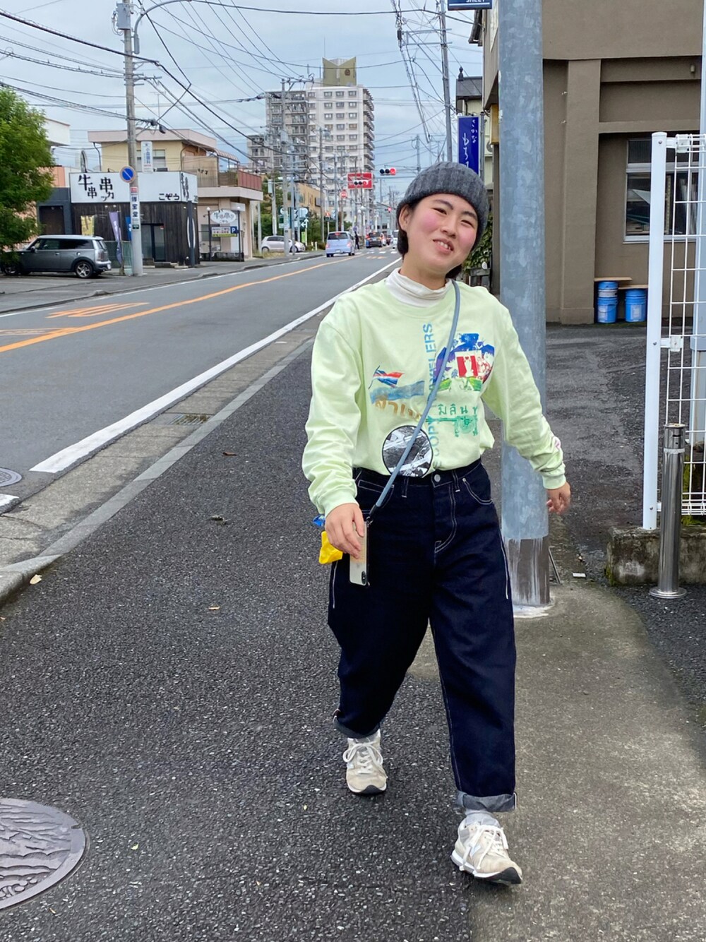 「ロンT、プリントT、デニム、デニムパンツ、ジーンズ、ニューバランス、ニット帽」｜「select shopのアイテム（Tシャツ/カットソー、グリーン系）」を使った、HINATACOTOCOさん（レディース・154cm）の秋コーディネートの1枚目の写真