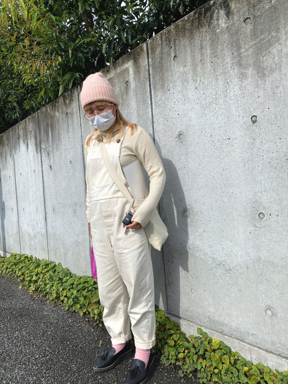 「ショルダーバッグ、ニット、ニット帽、ニットキャップ、ホワイト、タートルネック、リブニット、ローファー、ピンク」｜「自分で作ったのアイテム（サロペット/オーバーオール、ホワイト系）」を使った、HINATACOTOCOさん（レディース・155cm）の秋コーディネートの1枚目の写真