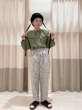 「Samansa Mos2（サマンサ モスモス）の花柄テーパードパンツ（その他パンツ、ベージュ系）」を使った、nagiさん（レディース・158cm）の夏コーディネート