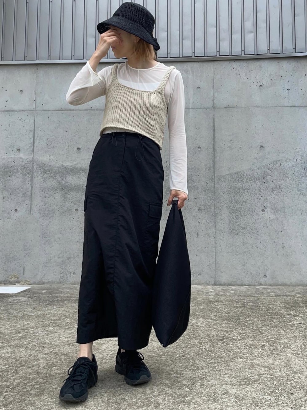 「お出かけコーデ、シンプルスタイル、今日のコーデ、スカート、初夏コーデ、シアートップス、モノトーン」｜「La Maison de Lyllisの【La Maison de Lyllis/ラメゾンドリリス】《STUDIOUS別注》KURA/ハット（ハット、ブラック系）」を使った、cota_raさん（レディース・169cm）の夏コーディネートの1枚目の写真