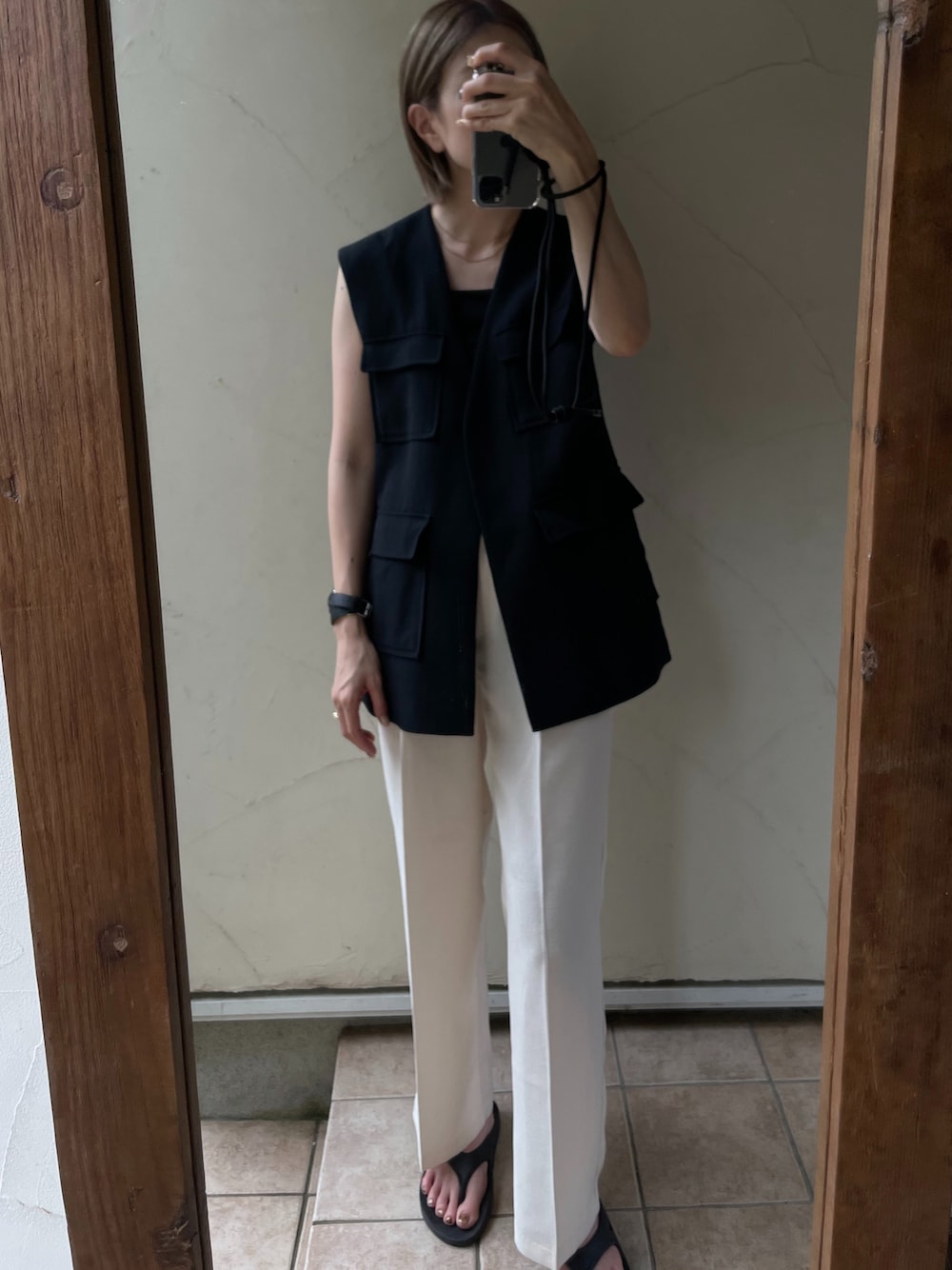 「大人コーデ、サンダル、白パンツ、モノトーンコーデ」｜「FirsthandのFirsthand/ファーストハンド 4ポケット ジレジャケット / ベスト（ベスト、ブラック系）」を使った、cota_raさん（レディース・169cm）の夏コーディネートの1枚目の写真