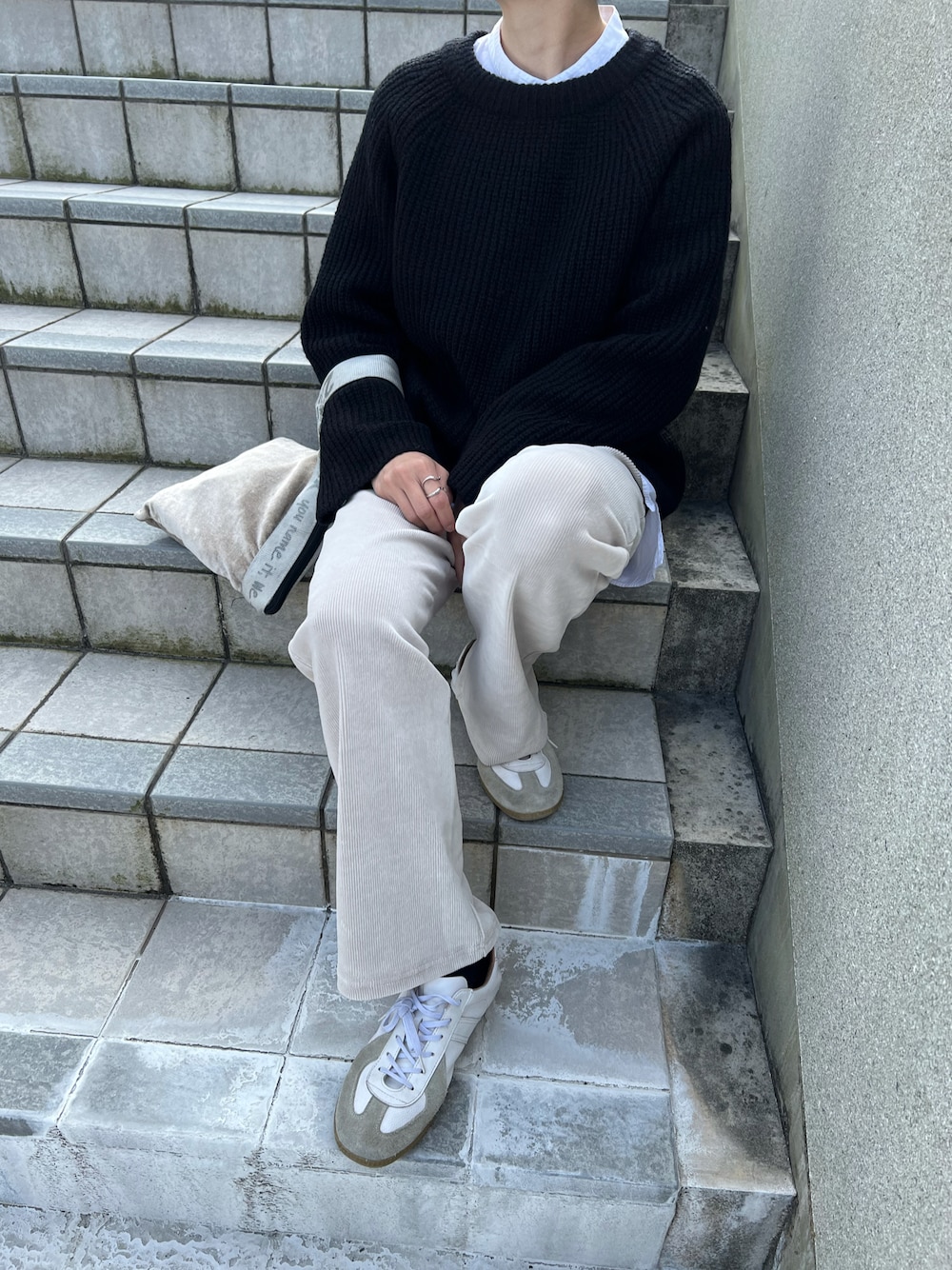 「シンプル、ニットコーデ、スニーカー」｜「Tokyo Girls Marketのアイテム（ニット/セーター、ブラック系）」を使った、cota_raさん（レディース・169cm）の冬コーディネートの1枚目の写真
