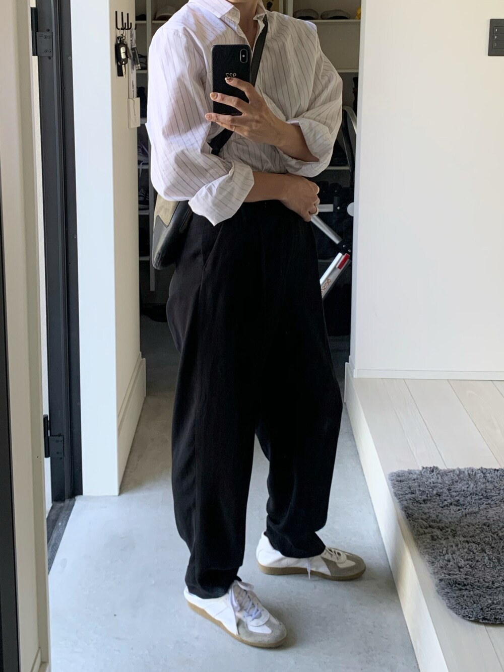 LOEWEのショルダーバッグ（グリーン系）を使った人気