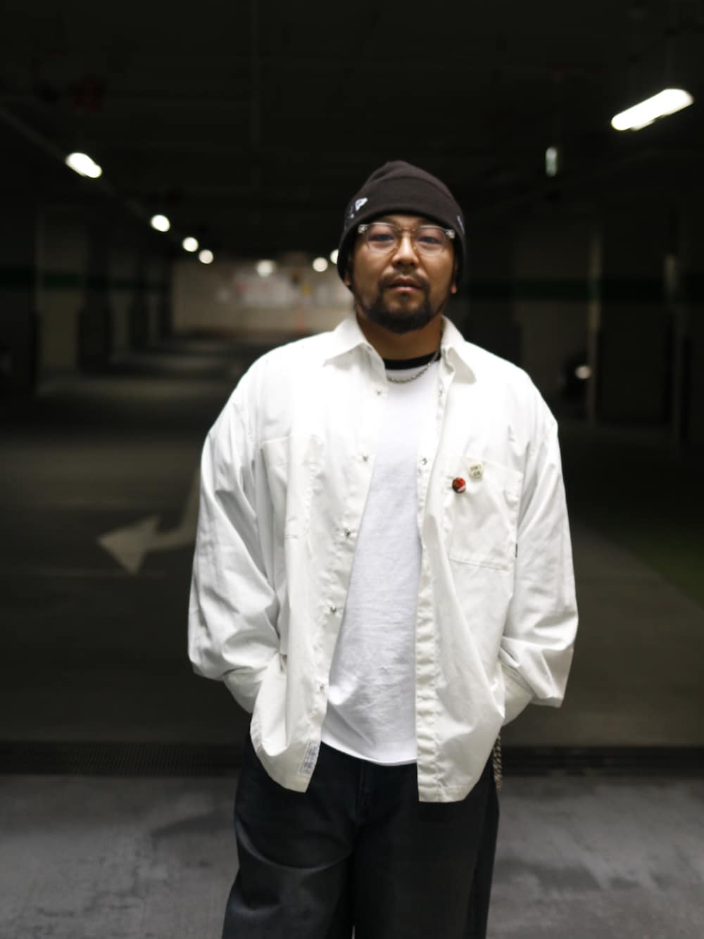 ホワイト系のシャツ/ブラウス、ホワイト系のTシャツ/カットソー、ブラック系のチノパンツを着用したメンズの秋コーディネートの1枚目の写真