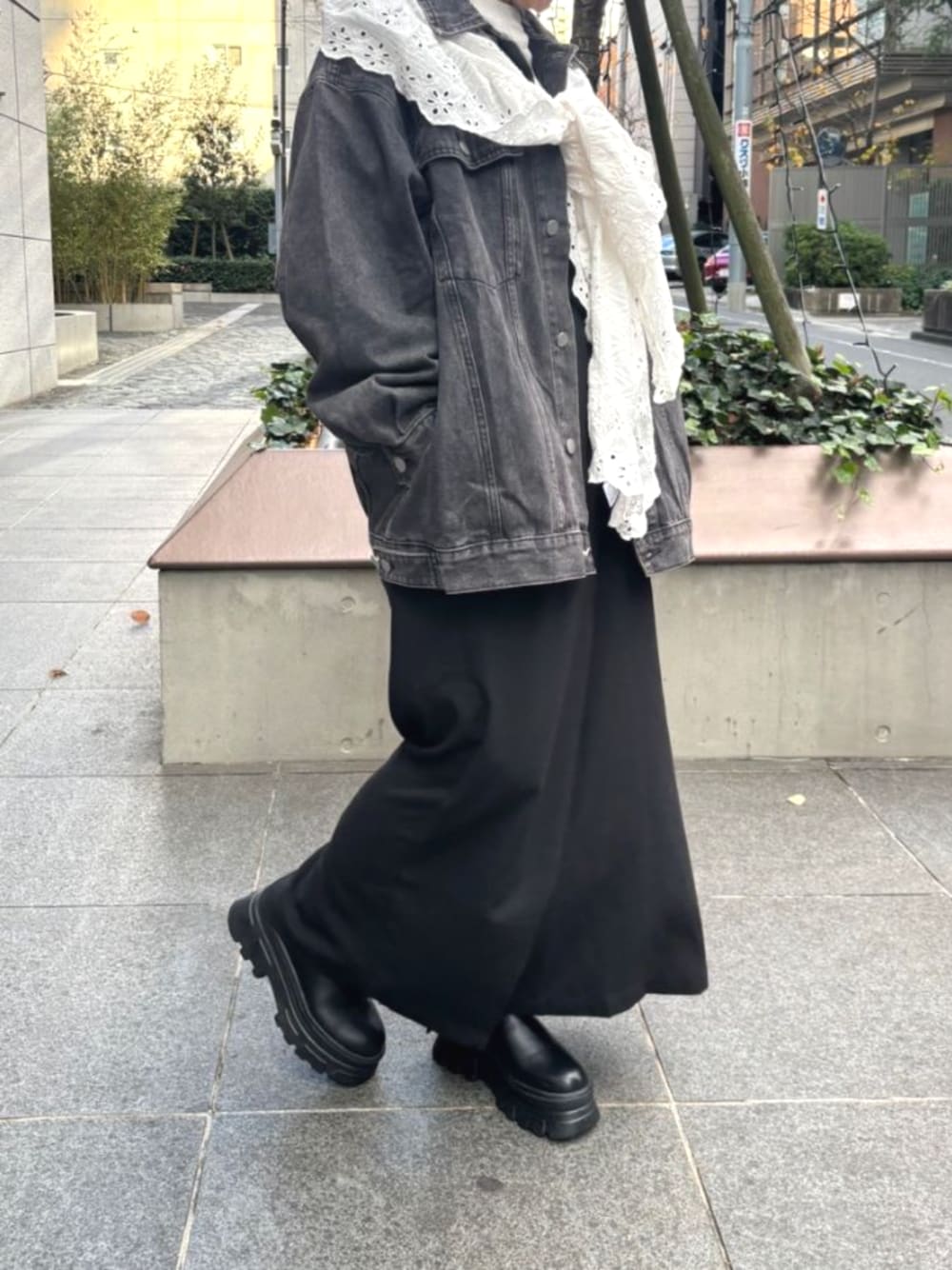 ブラック系のブーツ、ブラック系のデニムジャケットを着用したレディースの冬コーディネートの1枚目の写真