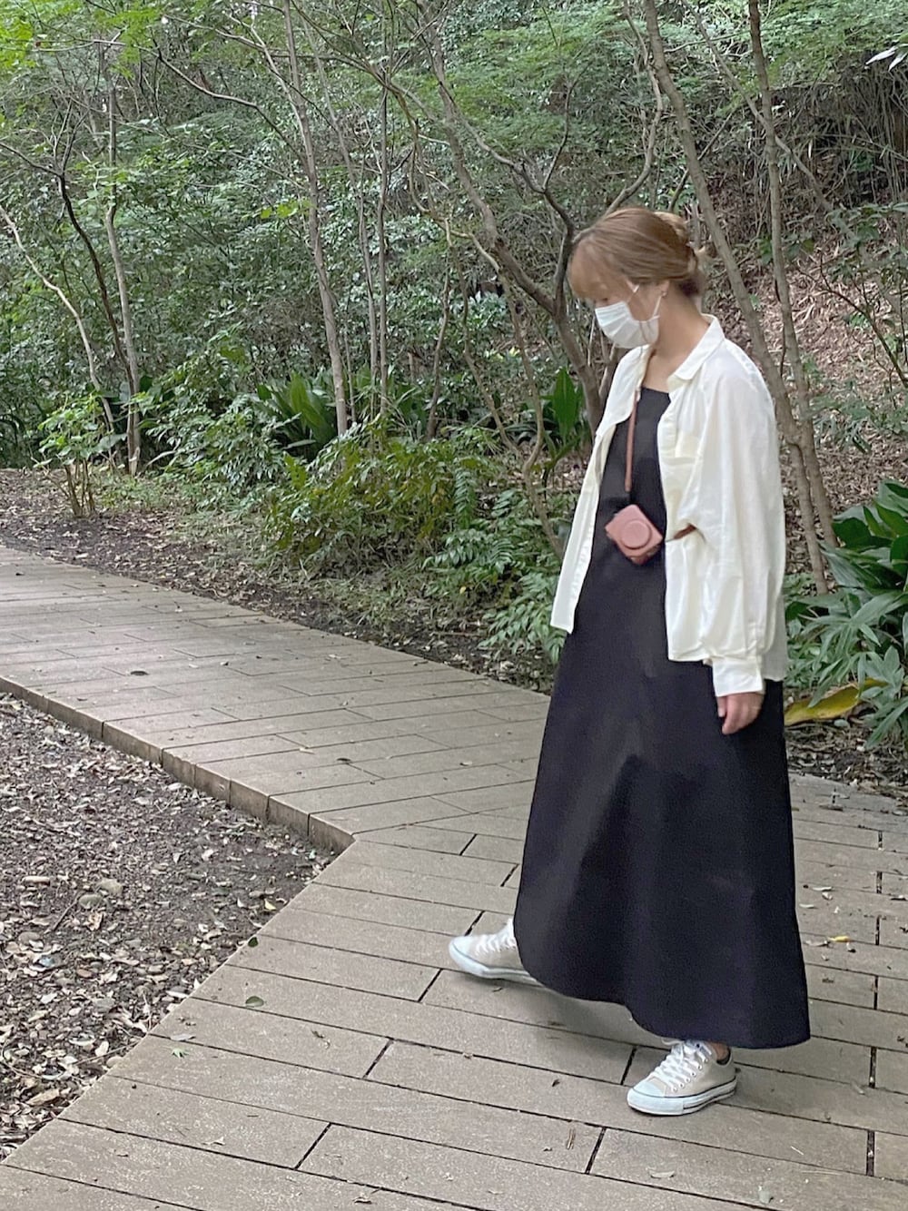 「コンバース、ワンピース、シンプル、大人カジュアル、ラフ、大人コーデ、リラックススタイル、秋コーデ、おしゃれさんと繋がりたい、norc」｜「norcのアイテム（ワンピース、ブラック系）」を使った、ちさとさん（レディース・165cm）の秋コーディネートの1枚目の写真