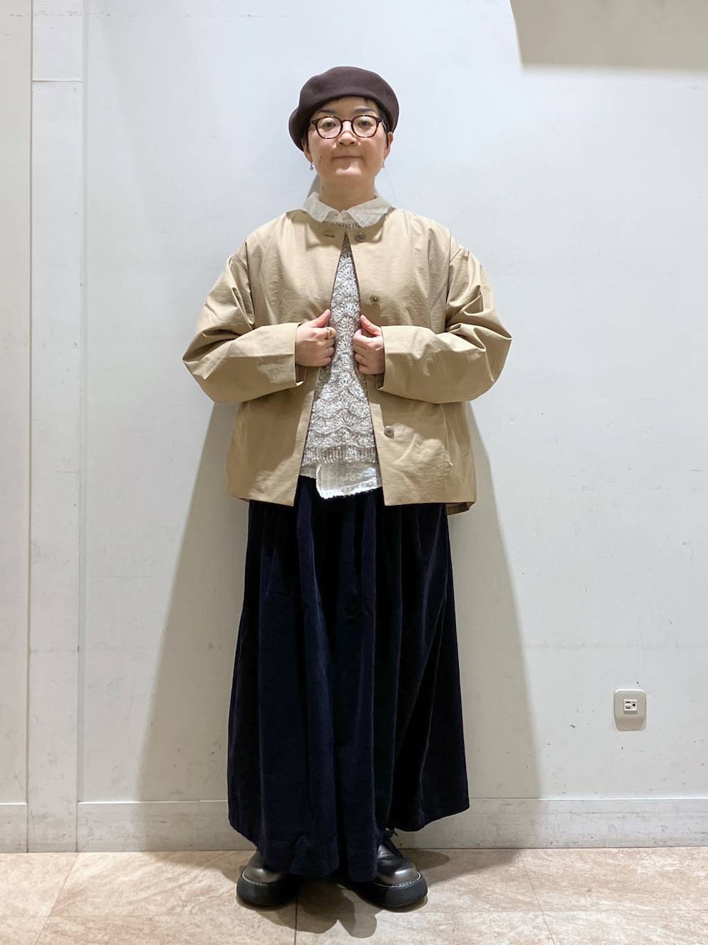 ホワイト系のシャツ/ブラウス、ブルー系のその他パンツ、グレー系のベストを着用したレディースの秋コーディネートの1枚目の写真