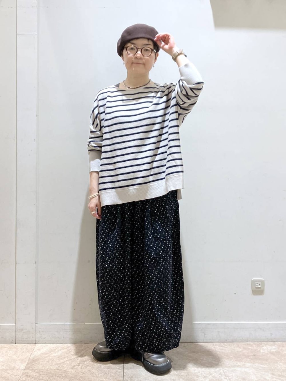 ブルー系のその他パンツ、グレー系のニット/セーター、その他のその他シューズを着用したレディースの秋コーディネートの1枚目の写真