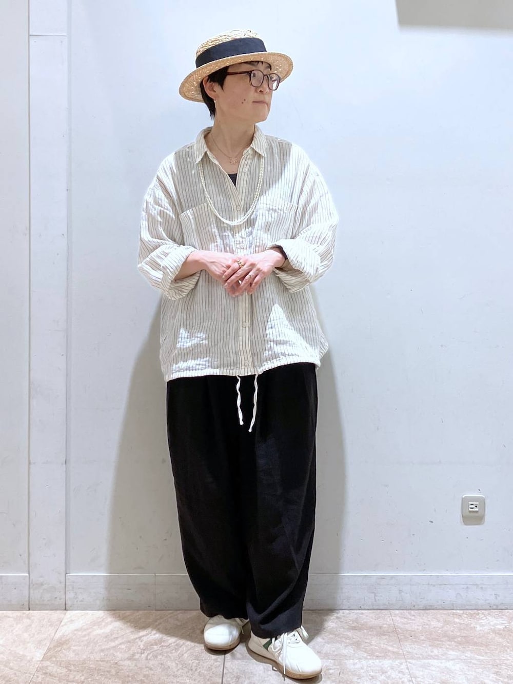 その他のシャツ/ブラウス、グリーン系のトートバッグ、ブラック系のその他パンツを着用したレディースの春コーディネートの1枚目の写真