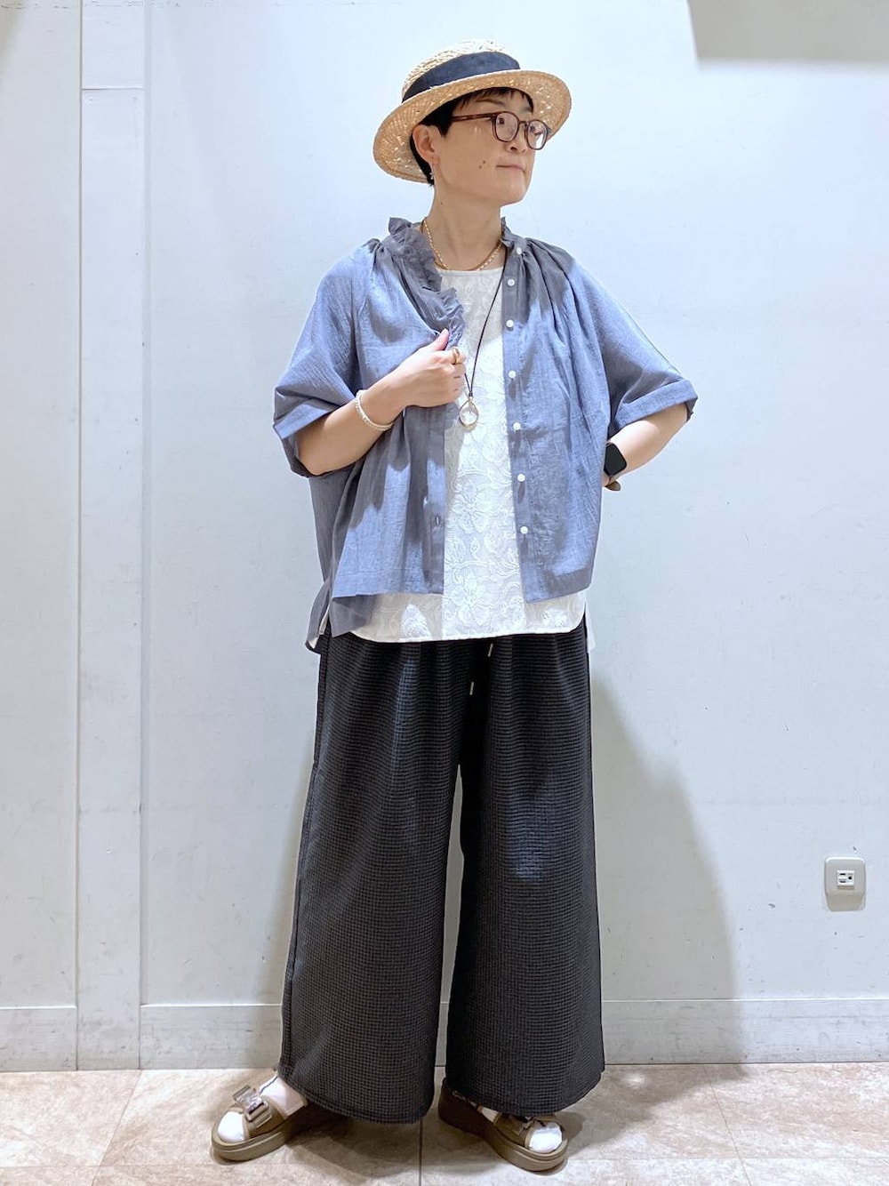ブルー系のシャツ/ブラウス、その他のサンダル、その他のその他パンツを着用したレディースの夏コーディネートの1枚目の写真
