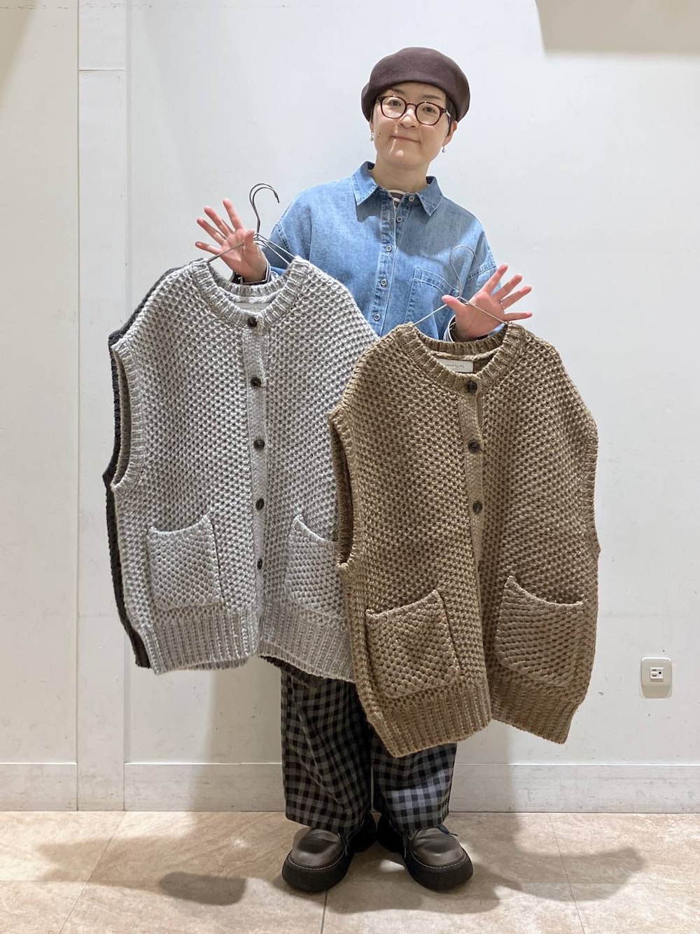 グレー系のニット/セーター、ブルー系のシャツ/ブラウス、その他のその他シューズを着用したレディースの秋コーディネートの1枚目の写真