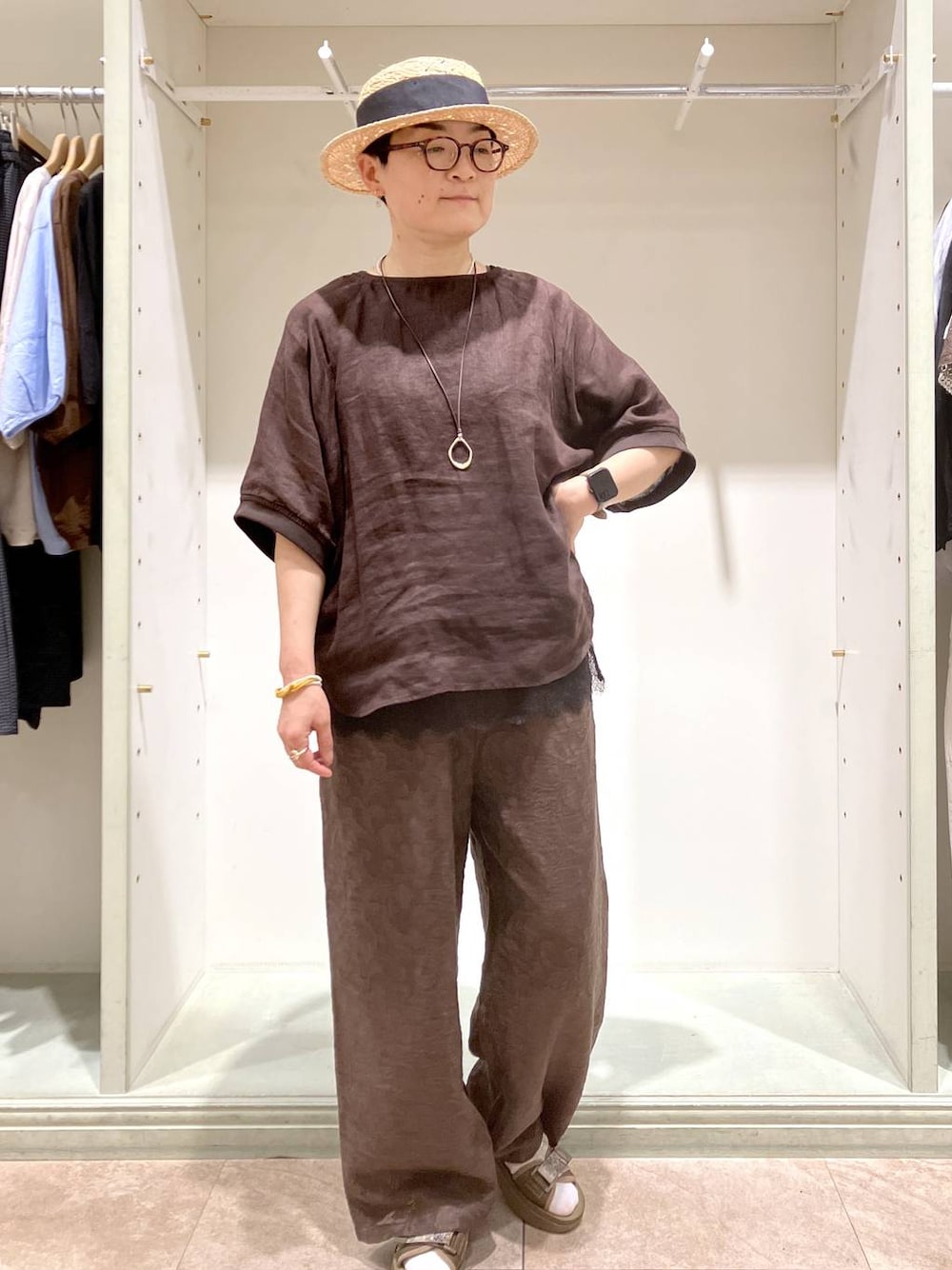 その他のサンダル、ブラウン系のシャツ/ブラウス、ブラウン系のその他パンツを着用したレディースの夏コーディネートの1枚目の写真
